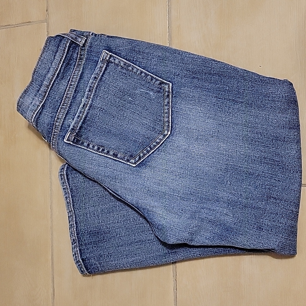 Old Navy "The Flirt" light blue capri jeans